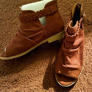 NWT Soda Brown Braided Ankle sandals